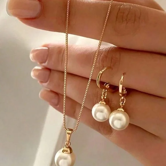 Elegant Gold and Pearl Necklace Set - Picture 2 of 7